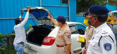 वाहनों के शीशे से काली फिल्म हटाई, कई जब्त