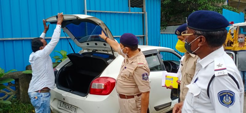 वाहनों के शीशे से काली फिल्म हटाई, कई जब्त