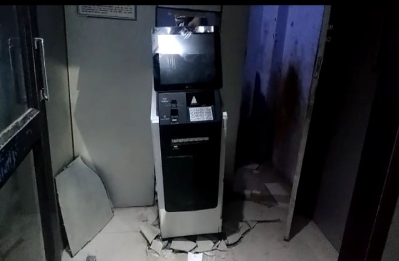 एटीएम चोरों के निशाने पर, अब बैट्ररी ले गए