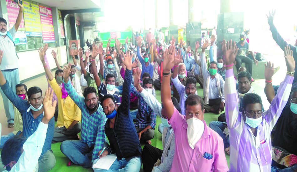 6 महीने से बसें बंद, आर्थिक तंगी से जूझ रहे बस कर्मचारियों ने दिया धरना, सीएम निवास के सामने अनिश्चितकालीन हड़ताल की दी चेतावनी