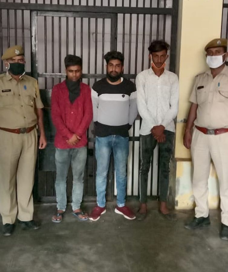 मरम्मत के बहाने प्लम्बर चाचा के घर से चाबी चुराकर कार ले उड़ा