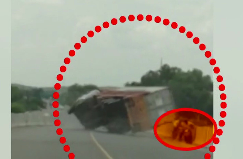 Uncontrolled truck run on highway 62 in Sri Ganganagar