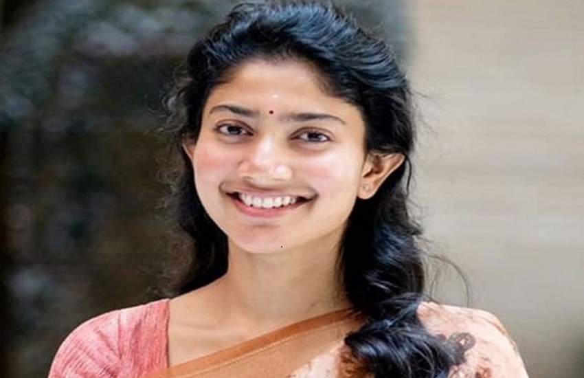 South Actress Sai Pallavi Got Captured Getting Selfies With Fans