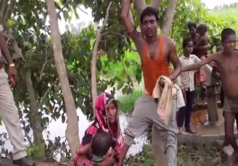 पीएम आवास योजना के लिए दिए पैसे, बदले में पूरे गांव के सामने पेड़ पर लटकाकर हुई पिटाई