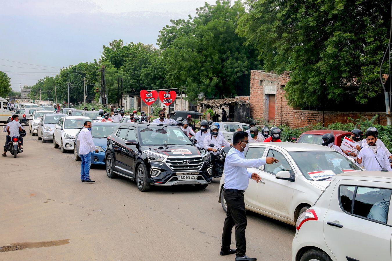 रोजी रोटी के लिए सड़कों पर उतरे वैडिंग संगठन