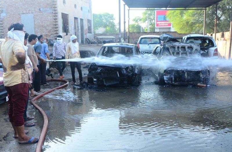 अवैध रूप से गैस रिफलिंग करते आग लगी, मासूम सहित चार जने झुलसे