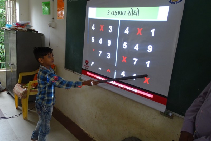 आदिवासी क्षेत्रों में एक लाख से अधिक बच्चों में फैलाया शिक्षा का उजाला