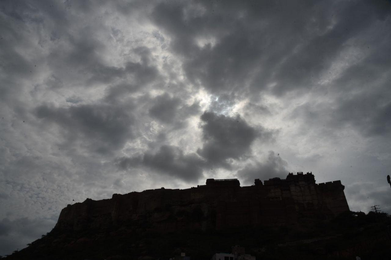 बिन बरसे निकल गए बादल, उमस ने छुड़ाया पसीना