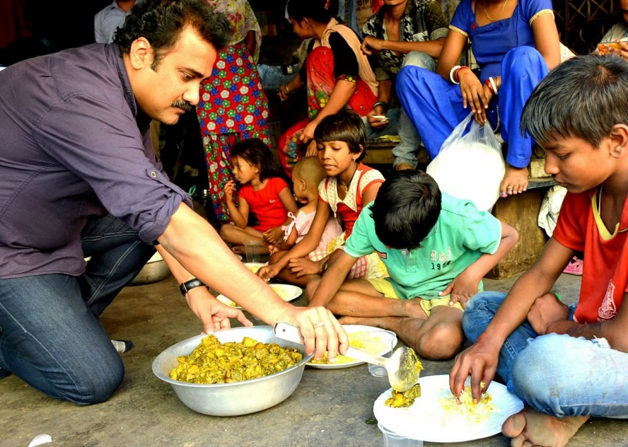 कचरे में खाना खोजते देखा तो भरने लगे बच्चों का पेट