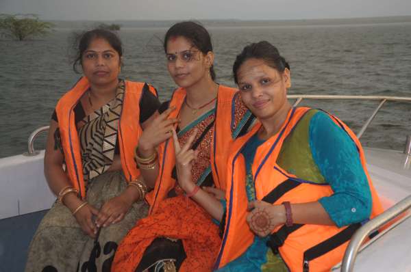 तेरा पर सुहाने मौसम में फोटो निकलवाटी हुई महिलाएं