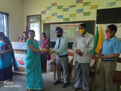 श्रेष्ठ शिक्षकों को सम्मानित किया