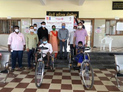 ट्राइसाइकिल देकर विकलांगों की सहायता