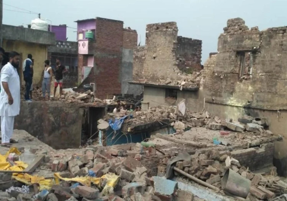 बलरामपुर: विस्फोट से मकान की छत उड़ी, एक युवक की मौत दो घायल