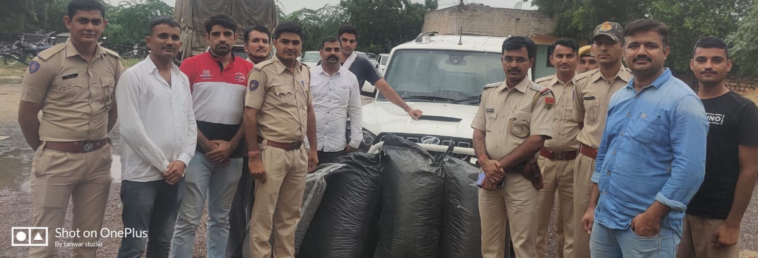 पुलिस वाहन को टक्कर मार भाग निकले तस्कर, पुलिस ने चलाई गोलियां
