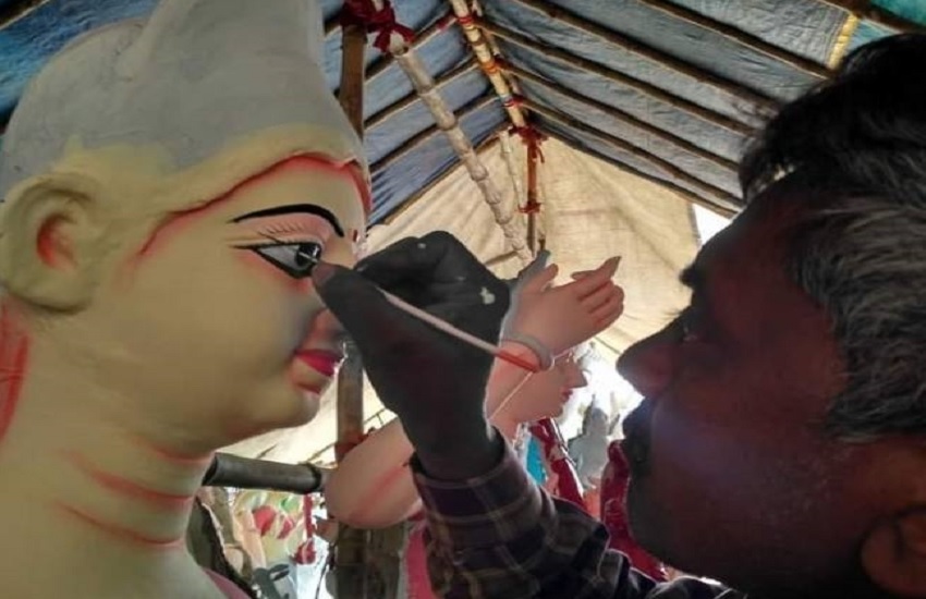 मां दुर्गा प्रतिमा को संवारता मूर्तिकार