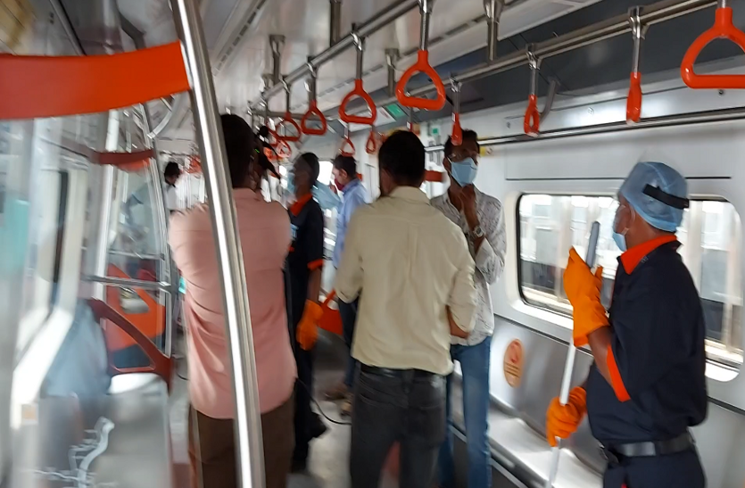 Ahmedabad news: आखिरकार फिर दौडऩे लगी मेट्रो ट्रेन