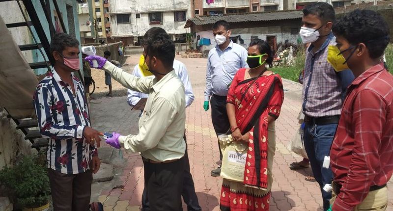 आरती इंडस्ट्रीज ने शुरू की श्रमिक बस्तियों में जांच