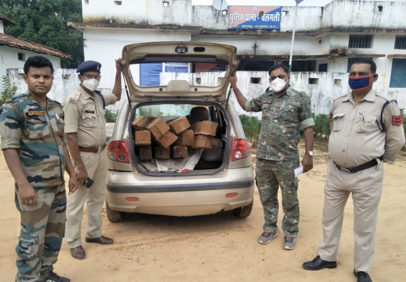 पुलिस को पीछा करते देख लकड़ी तस्करों की कार पेड़ से टकराई, कार छोड़ अंधेरे में हो गए फरार