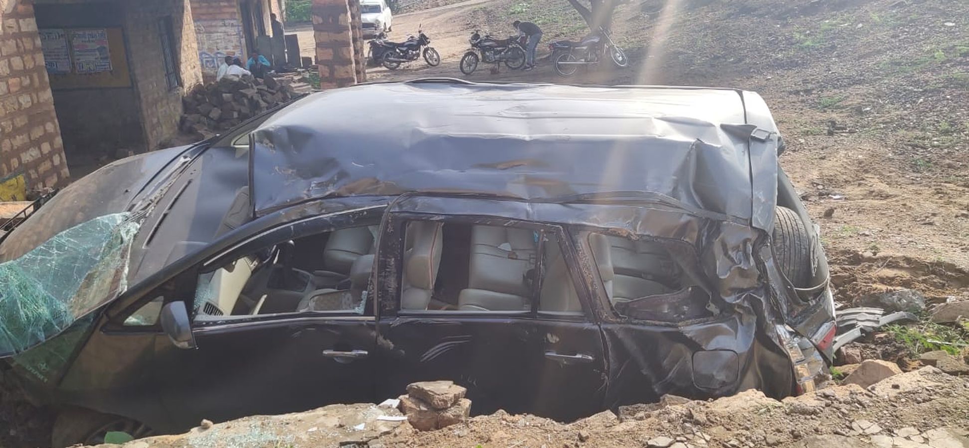 बेकाबू होकर खंडहर में जा घुसी कार, दम्पती सहित 3 घायल