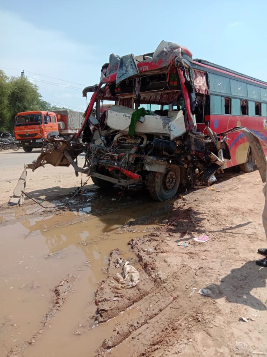 हाइवे पर आते ही ट्रेलर से भिड़ी बस, 18 घायल