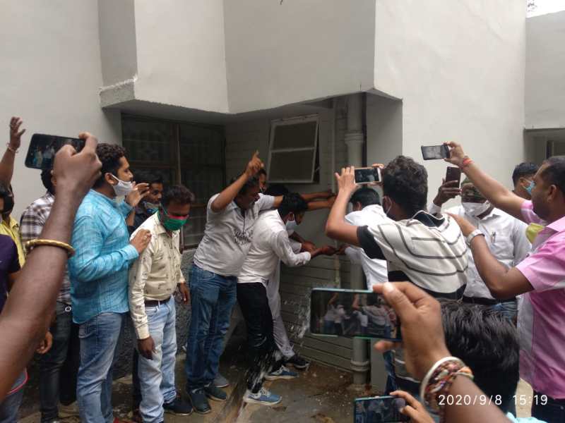 श्रमिक कॉलोनियों में सप्ताहभर से सप्लाई नहीं हो रहा था पानी, गुस्साए विधायक ने जीएम कॉम्प्लेक्स का काटा नल कनेक्शन