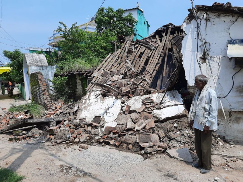 यहां के जिम्मेदार हैं बहुत दूरदर्शी, शायद वे मानते हैं कि जर्जर भवन खुद गिर जाएंगे, ढहाने की क्या जरूरत?