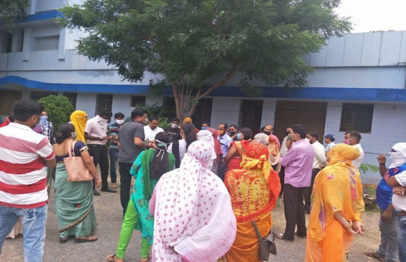 पालकों ने होलीक्रास स्कूल के प्राचार्य के घर का किया घेराव