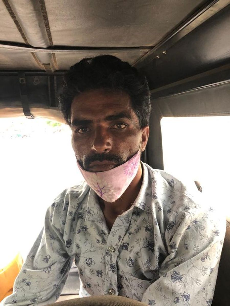 चालक की नौकरी न रही तो अफीम का कूरियर बना