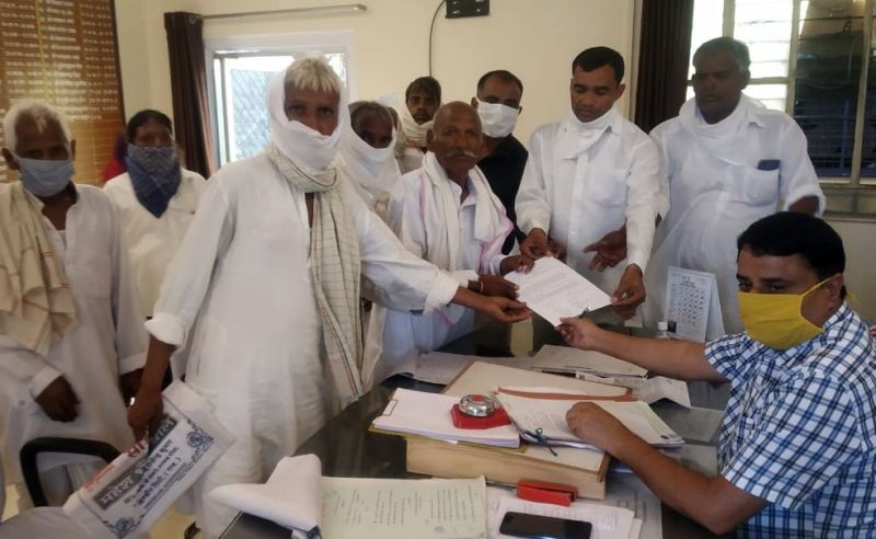 इस गांव की दलित बस्ती में बनाया गोदाम, रात 11 बजे तक बिक रही शराब