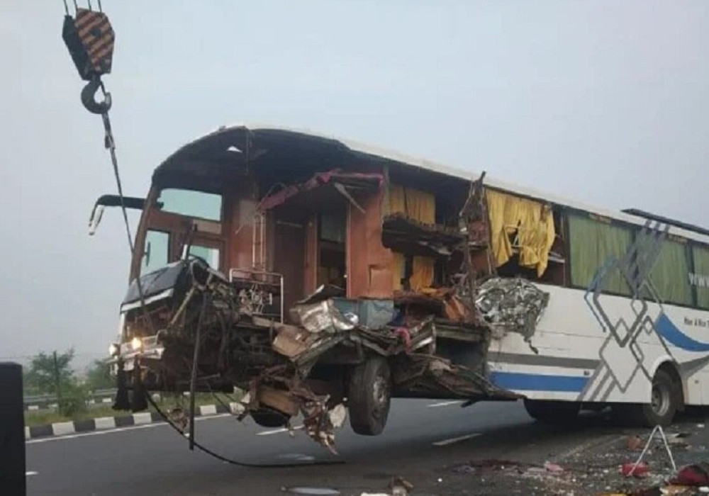 आगरा-लखनऊ एक्सप्रेस-वे पर अनियंत्रित स्लीपर बस, ट्रक में घुसी, दो की मौत