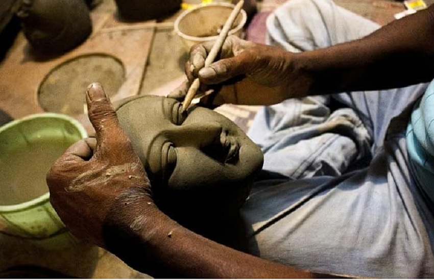 दुर्गा पूजा के लिए मूर्तियों का रंग रोगन करते मूर्तिकार