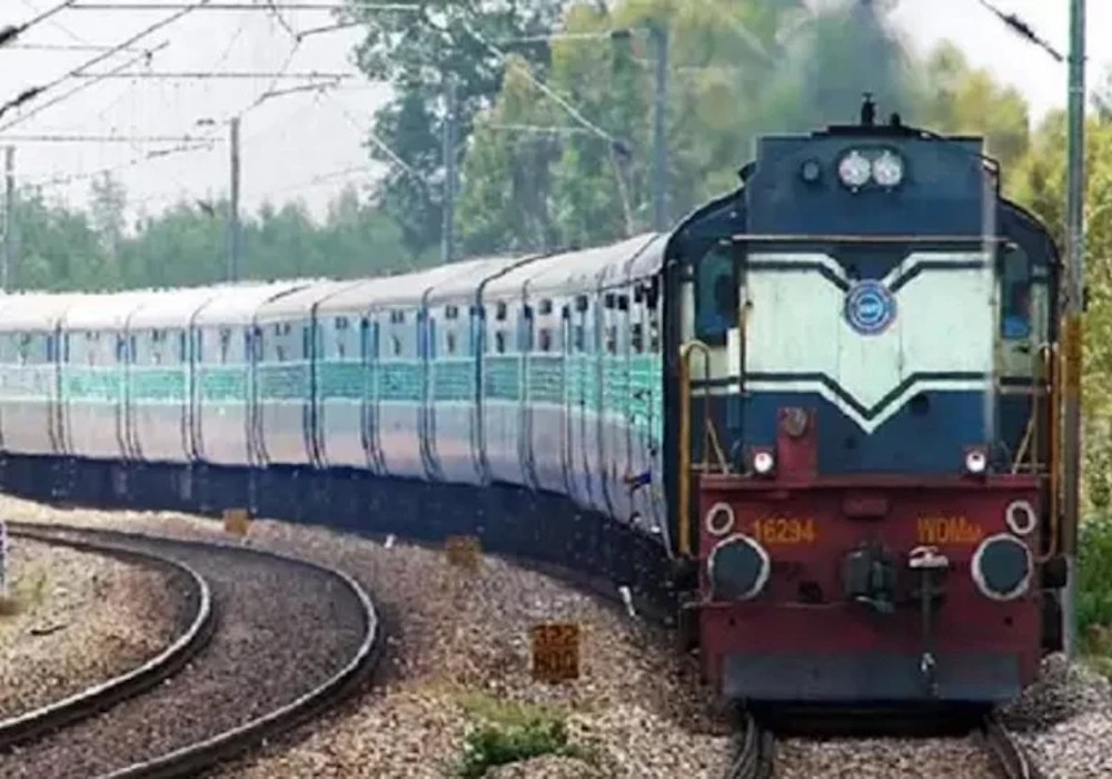 UP Top Ten News: ट्रेन और बोगियों के रंग और डिजाइन में होगा बदलाव, अब इस तरह दिखेंगी ट्रेन
