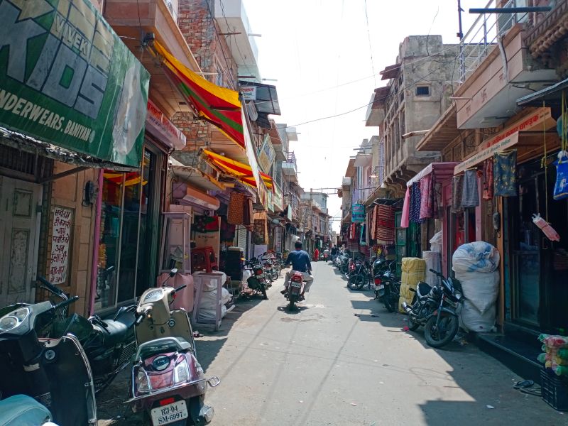 दुकान खोलकर बैठे हैं, काम-धंधा तो सब चौपट