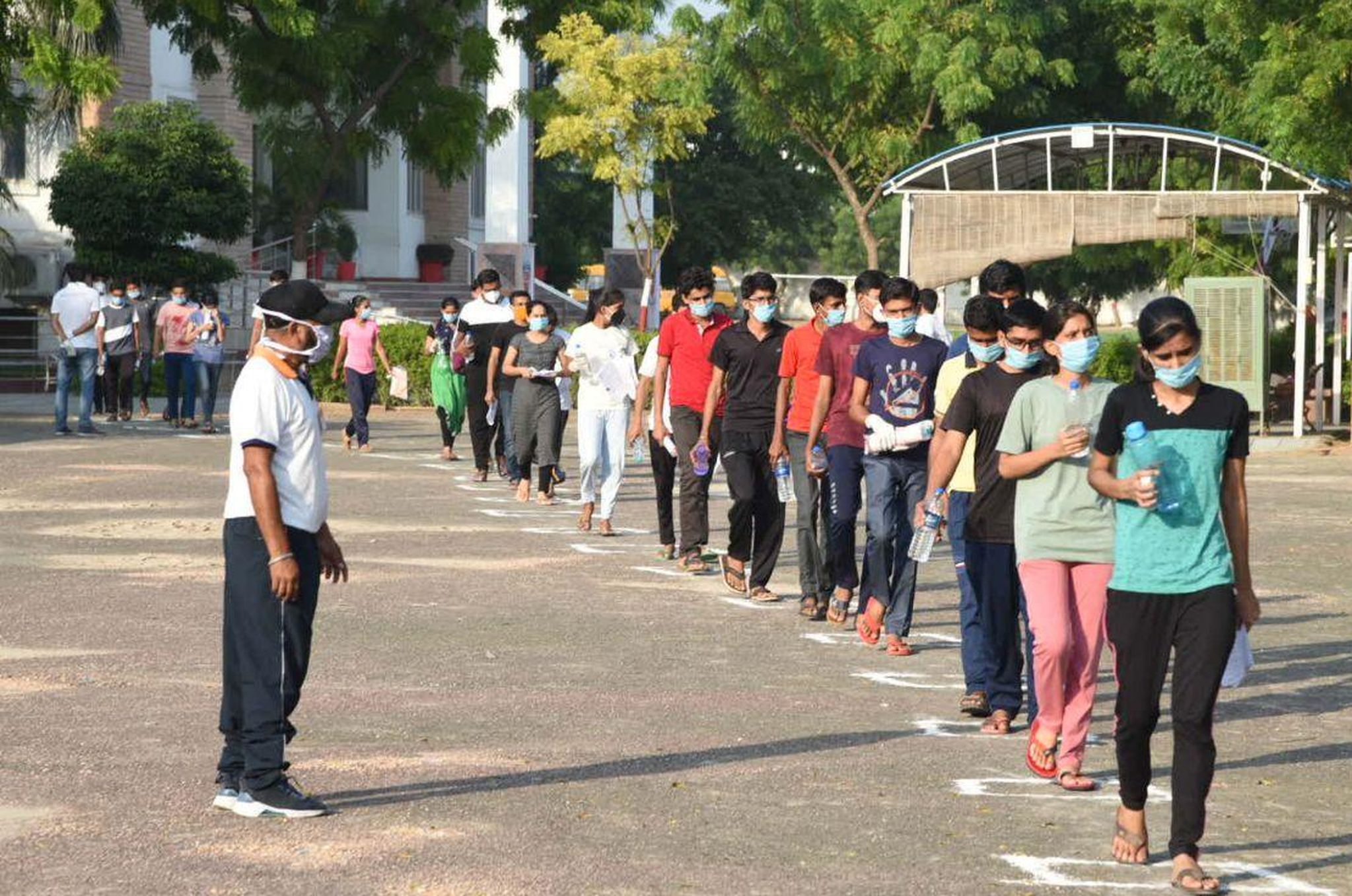 सोशियल डिस्टेंसिंग, सेनेटाइजिंग, सेफ्टी सीटिंग के साथ नीट संपन्न