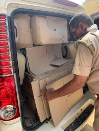 मकान में एसयूवी से शराब से भरे 14 कार्टन जब्त