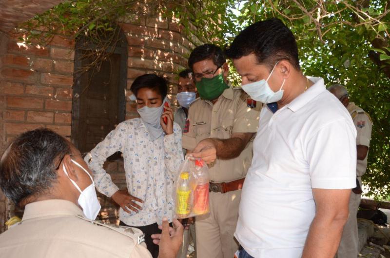 शीतल पेय में नशीला पदार्थ पिलाने से दम्पती सहित दो बच्चे बेहोश