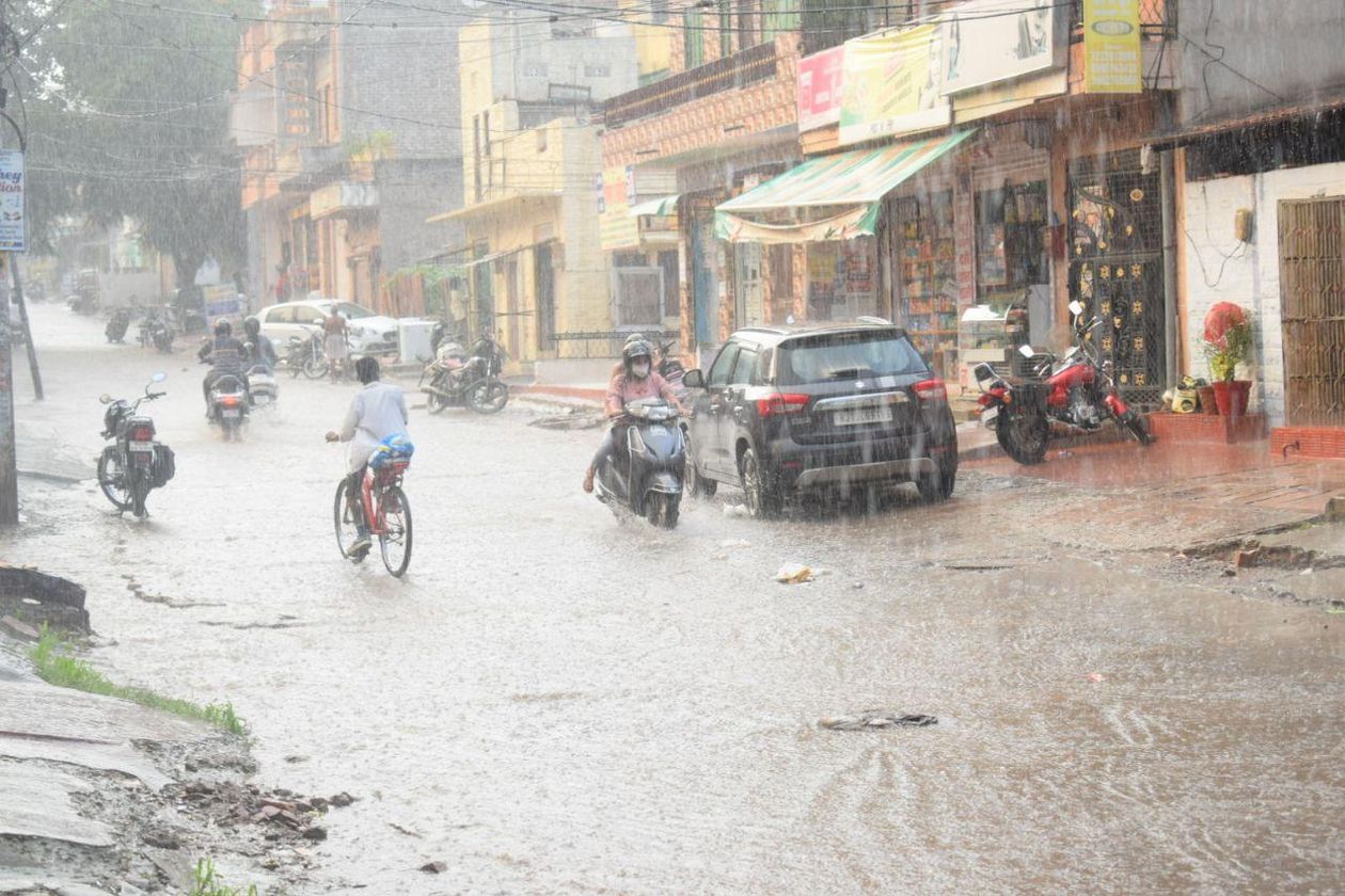 आधे शहर में आधे घण्टे तक झमाझम
