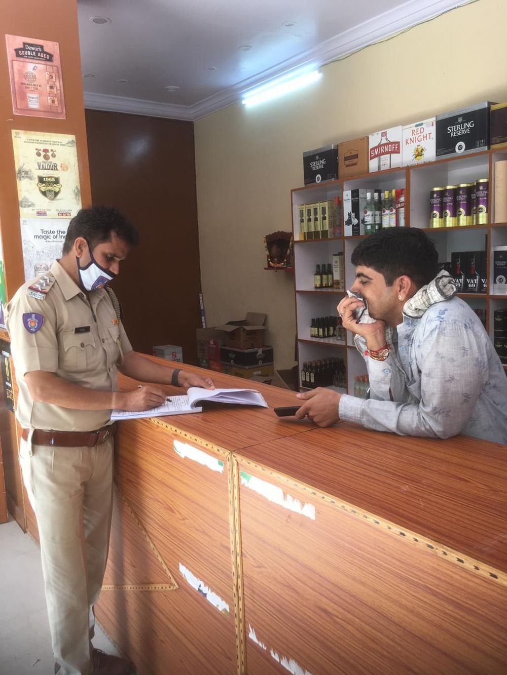 शराब दुकानों पर पुलिस का डण्डा, चालान बनाए