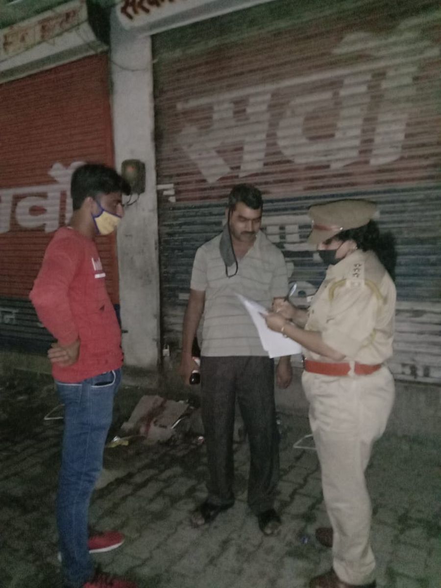 43 दुकानों पर छापे, 19 दुकानों में रात 8 बजे बाद बिक रही थी शराब