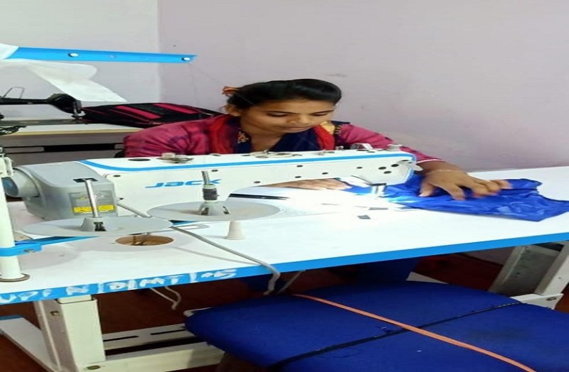 कोरोना ने बनाया आत्मनिर्भर: वाटर प्रूफ पैनल डोर बनाने का काम सीखकर कमाया नाम