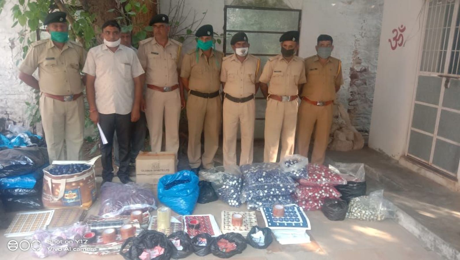 मकान में नकली शराब बनाने की सामग्री जब्त, एक गिरफ्तार