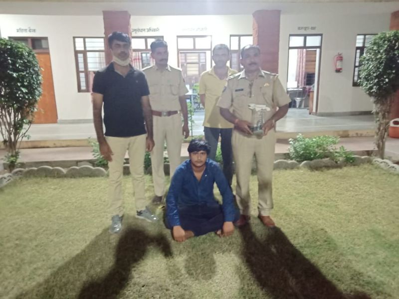 पुलिस को देख भागे युवक से पिस्तौल जब्त