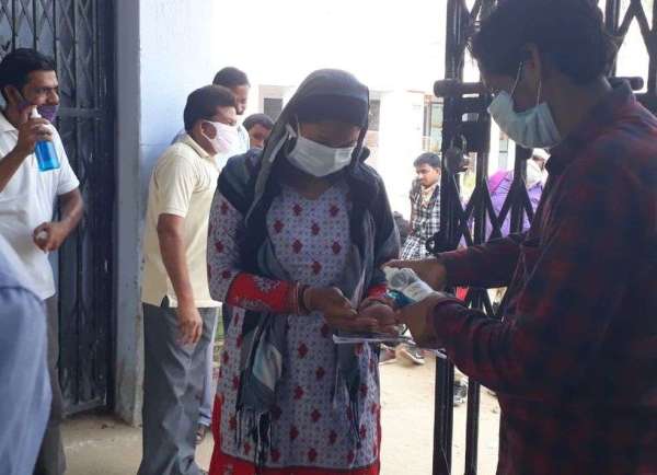 पुलिस सुरक्षा घेरे में परीक्षा केद्र पर आए छात्र को देख चौंके वीक्षक और परीक्षार्थी