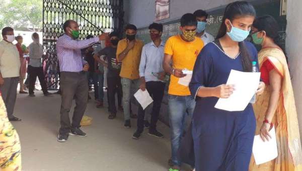 पुलिस सुरक्षा घेरे में परीक्षा केद्र पर आए छात्र को देख चौंके वीक्षक और परीक्षार्थी
