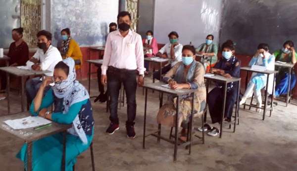 पुलिस सुरक्षा घेरे में परीक्षा केद्र पर आए छात्र को देख चौंके वीक्षक और परीक्षार्थी