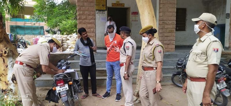 सरकारी कार्यालयों में पहुंची पुलिस, बिना मास्क मिले कार्मिक