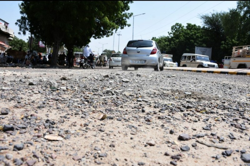 सडक़ों पर गड्ढ़े, नालियां बदहाल, बीस करोड़ के टेण्डर का कब मिलेगा लाभ