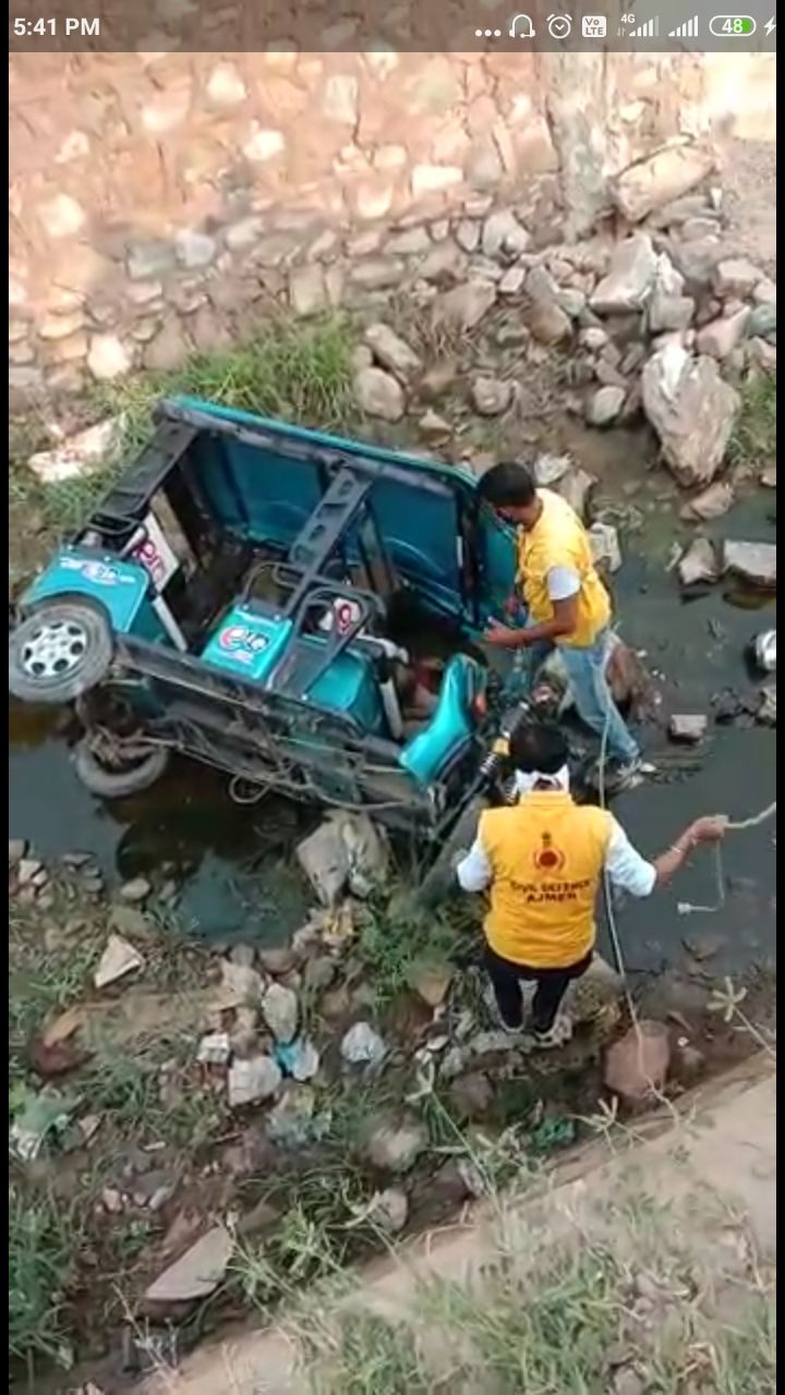 नाले में गिरा ई-रिक्शा, चालक की मौत