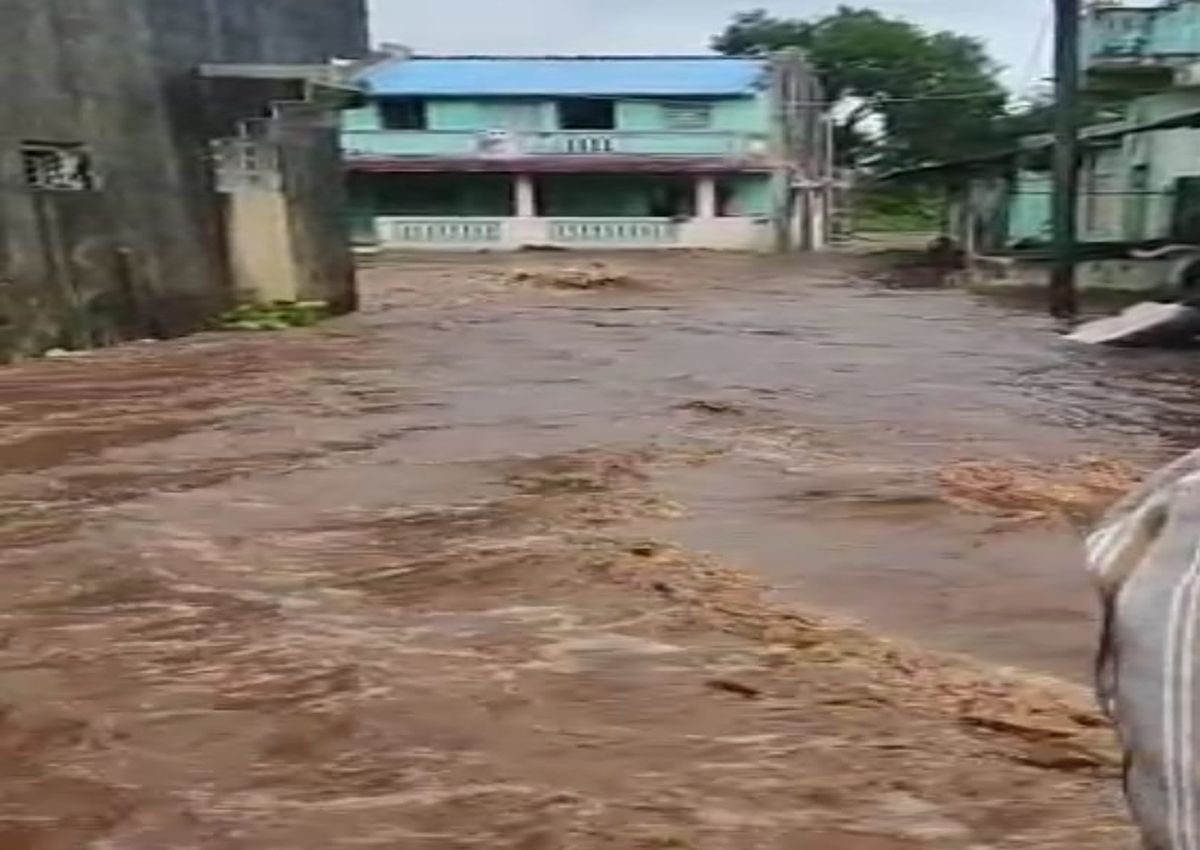 उमरपाड़ा में दो घंटे में 11 इंच बारिश, नदी-नालों में तब्दील हो गई सड़कें