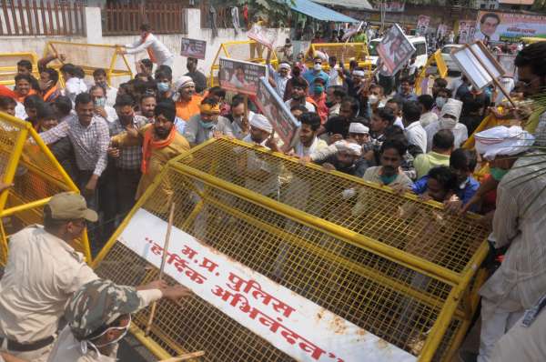 प्रदर्शन के दौरान युवा मोर्चा कार्यकर्ता पुलिस द्वारा लगाए बैरी गेटगिराते हुए